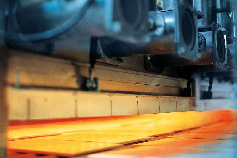 2001 Market launch of the innovative Hydrotect coating (photocatalytic, hydrophilic coating).